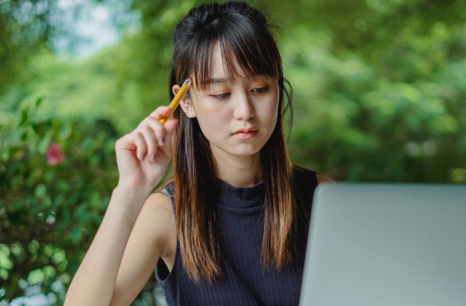屋外でノートパソコンを使って学習する様子