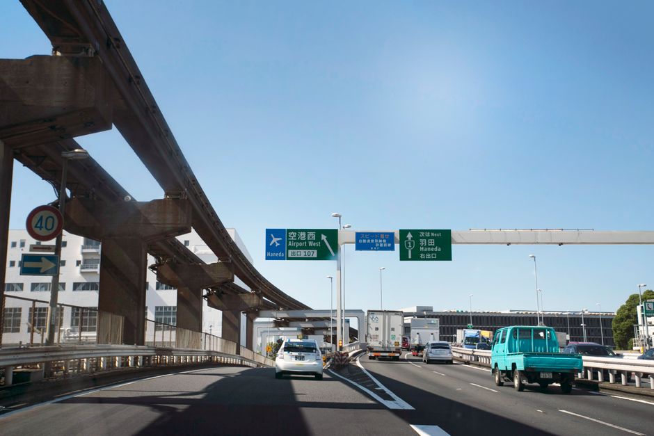 海外の空港でノートパソコンを使う様子