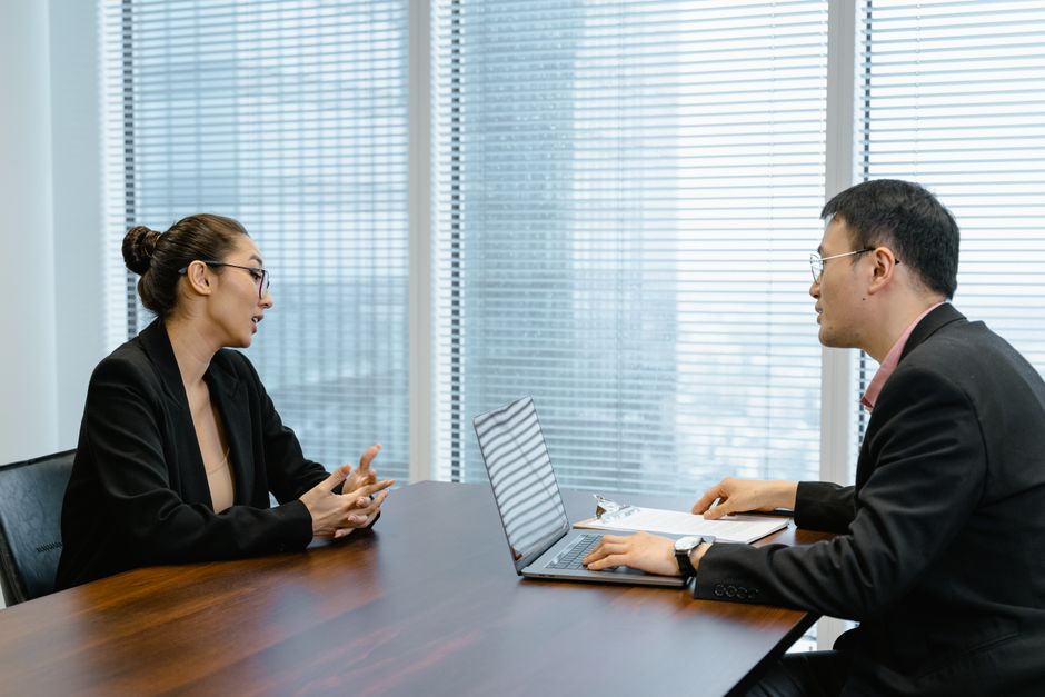 会議室で話し合う様子