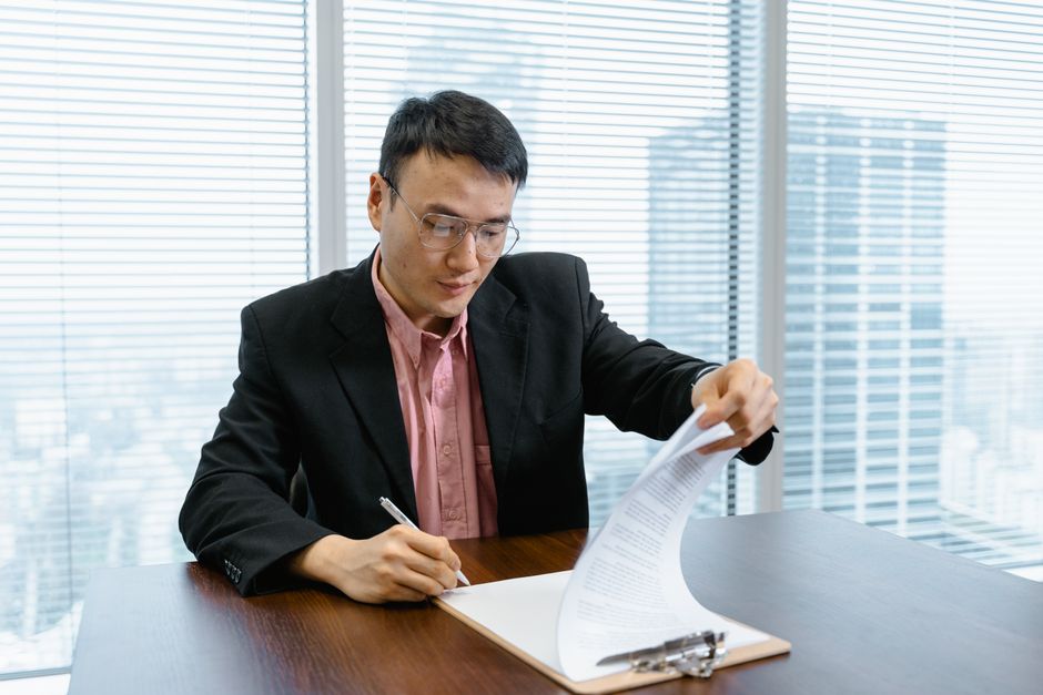 解約手続きの書類を確認するイメージ