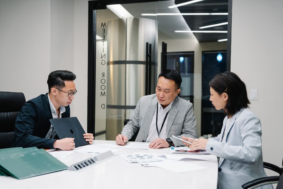 オフィスでチームミーティングをする様子