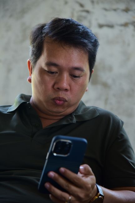 スマートフォンでアプリを試す様子