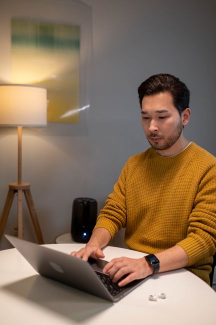 MacBookで作業する様子