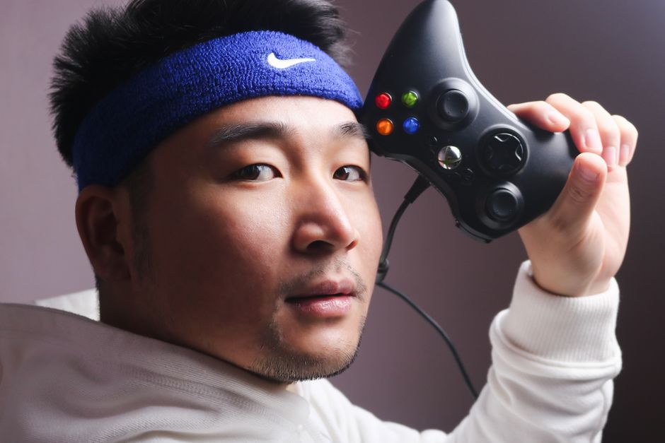 ゲームコントローラーを持つ様子