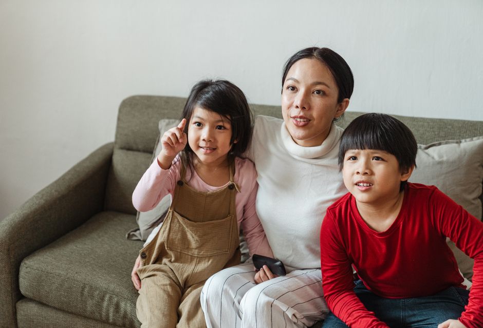 親子でテレビを見る様子