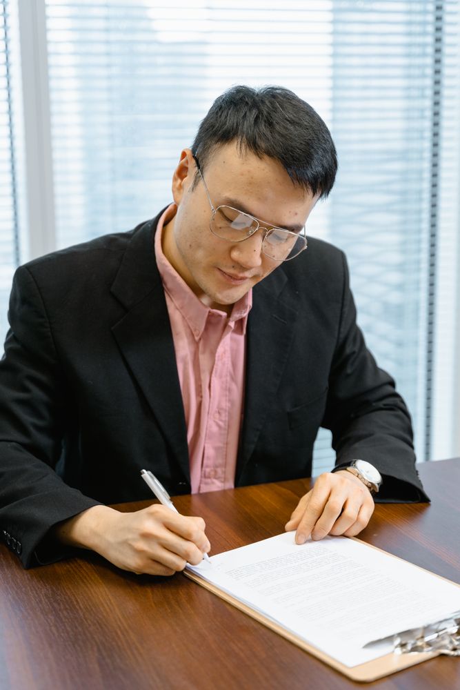 解約手続きの書類にサインする様子